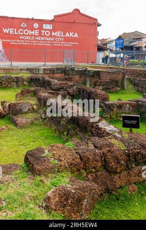 Le signe Bienvenue à Melaka avec Bastion Victoria au premier plan au bord de la rivière Malacca, Malacca, Malaisie Banque D'Images