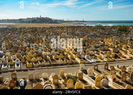 Afrique du Nord. Maroc. Rabat. Maroc. Rabat. Accumulation de tombes dans le cimetière des martyrs musulmans près de la Kasbah des Oudayas Banque D'Images