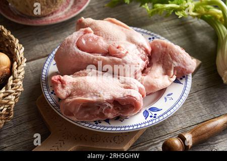 Dos de poulet surgelés et légumes frais - Ingrédients pour bouillon d'os ou soupe Banque D'Images