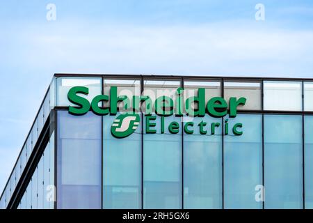 Enseigne et logo sur le siège de Schneider Electric, multinationale française spécialisée dans l’automatisation numérique et la gestion de l’énergie Banque D'Images