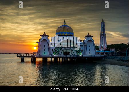 Mosquée du détroit de Malacca au coucher du soleil, Malacca, Malaisie Banque D'Images