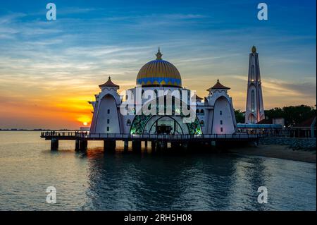 Mosquée du détroit de Malacca au coucher du soleil, Malacca, Malaisie Banque D'Images