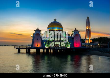 Mosquée du détroit de Malacca au coucher du soleil, Malacca, Malaisie Banque D'Images