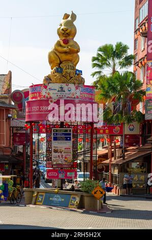 Le lapin d'or à l'entrée de jonker Street, Malacca, Malaisie Banque D'Images