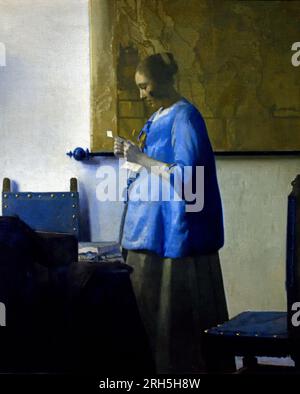 Femme lisant une lettre » ou « Femme en bleu lisant une lettre ». env. 1662-1663 Johannes Vermeer (1632 – 1675 ) pays-Bas néerlandais ( peintre hollandais à l'âge d'or, l'un des plus grands peintres, 17e siècle. des moments intemporels et discrets préférés, des couleurs énigmatiques et inimitables et un contenu lumineux déconcertant) Banque D'Images