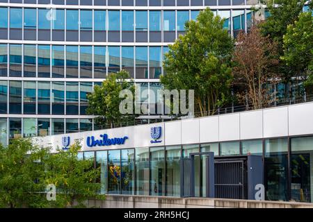 Vue extérieure du bâtiment abritant le siège français d’Unilever, multinationale britannique présente dans l’hygiène et les produits alimentaires Banque D'Images