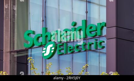 Enseigne et logo sur le siège de Schneider Electric, multinationale française spécialisée dans l’automatisation numérique et la gestion de l’énergie Banque D'Images