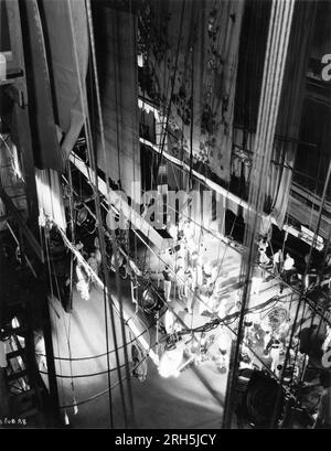 Sur le plateau Candid from Above pendant le tournage de la séquence de répétition / audition sur scène pour 42ND STREET 1933 réalisateur LLOYD BACON numéros de danse BUSBY BERKELEY paroles Al Dubin musique Harry Warren producteur Darryl F. Zanuck Warner Bros. Banque D'Images