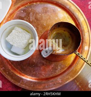 Café bosniaque servi avec plaisir turc dans le pot à sucre de la ville de Sarajevo, Bosnie-Herzégovine, le 13 août 2023. Banque D'Images