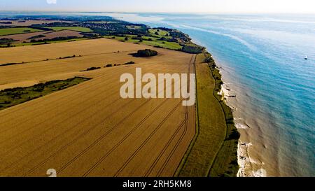 Vue aérienne vers l'est depuis St Margret Free Down, le long de la Cliff Line, vers Kingsdown, Walmer, Deal et l'île de Thanet, Kent Banque D'Images