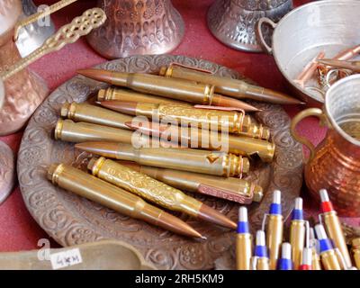 Souvenirs comprenant des balles de guerre bosniaque en boîte de cuivre dans la ville de Sarajevo, Bosnie-Herzégovine, 13 août 2023. Banque D'Images