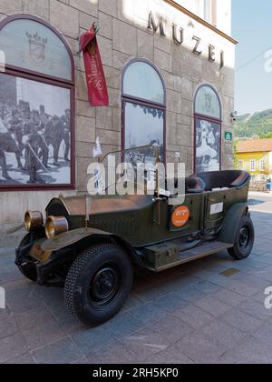 Réplique Gräf & Stift voiture de tourisme à toit ouvert sur le site de l'assassinat de Sarajevo en 1914. Sarajevo, Bosnie-Herzégovine, 13 août 2023. Banque D'Images