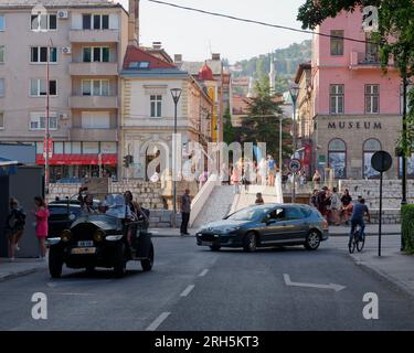 Réplique de la voiture Gräf & Stift, pont latin, site d'assassinat de 1914 et musée derrière. Sarajevo, Bosnie-Herzégovine, 13 août 2023. Banque D'Images