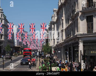 LONDRES, Royaume-Uni - 07 JUIN 2023 : drapeaux Union Jack à Regent Street pour le couronnement du roi Charles III le 6th mai 2023 Banque D'Images