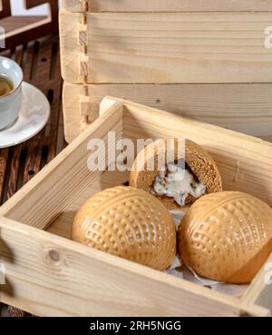 Dim sum - Bun pâtissier Bao brun traditionnel de Chine du Sud rempli de crème de noix, pain de noix Banque D'Images
