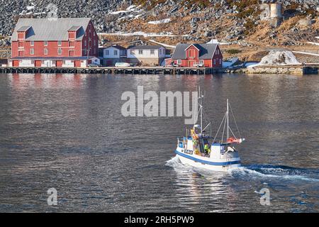 Un petit bateau de pêche norvégien part en mer depuis la petite communauté de pêcheurs de Kjøllefjord, dans le nord arctique de la Norvège. 6 mai 2023 Banque D'Images