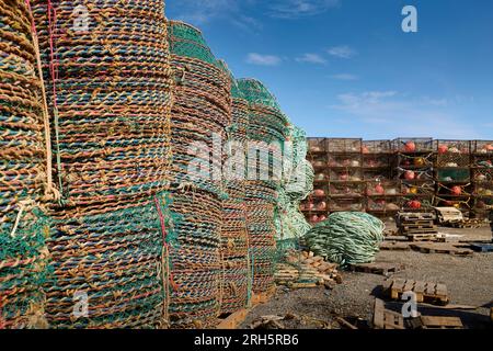 Piles de pièges de crabe dans la ville arctique norvégienne de Kirkenes, à l'extrême Nord-est de la Norvège, À quelques kilomètres de la frontière russe. Norvège 7 mai 2023 Banque D'Images