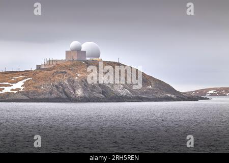 Le Globus III, à gauche et le Globus II, à droite, Radar Domes, exploités par le Service de renseignement norvégien (NIS) à Vardø, Norvège. 7 mai 2023 Banque D'Images