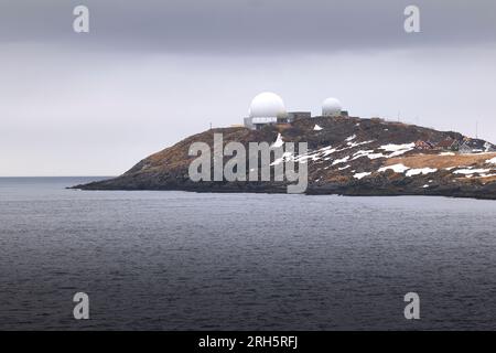 Les dômes radar GLOBUS II & III, exploités par le Service norvégien de renseignement (NIS) pour le renseignement et l'alerte précoce à Vardø, Norvège. 7 mai 2023 Banque D'Images