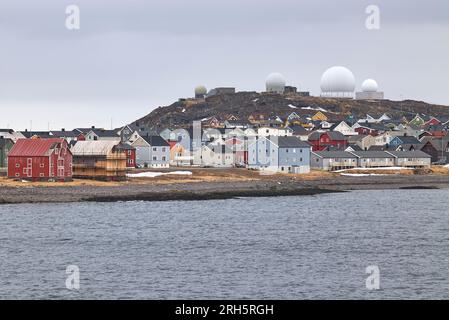 La ville arctique norvégienne de Vardø. La Skyline est dominée par les dômes radar des systèmes radar GLOBUS du NIS. Norvège 7 mai 2023 Banque D'Images