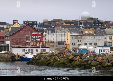 La ville arctique norvégienne de Vardø. La Skyline est dominée par les dômes radar des systèmes radar GLOBUS du NIS. Norvège 7 mai 2023 Banque D'Images