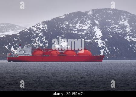 Le réservoir de gaz naturel liquéfié de 288 m, ARCTIC PRINCESS, peint en orange international, ancré au large de Hammerfest, dans le nord arctique de la Norvège. 8 mai 2023 Banque D'Images