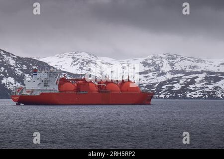 Le réservoir de gaz naturel liquéfié de 288 m, ARCTIC PRINCESS, peint en orange international, ancré au large de Hammerfest, dans le nord arctique de la Norvège. 8 mai 2023 Banque D'Images