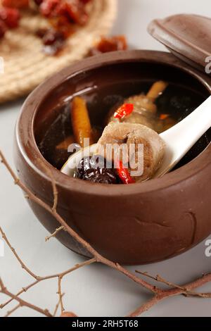 Soupe de canard bouillie double aux herbes chinoises Banque D'Images