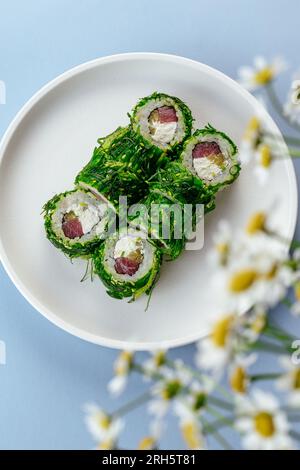 rouleaux de sushi japonais avec chuka et saumon Banque D'Images