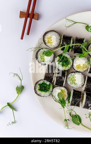 Sushi végétalien japonais classique roule sur une assiette Banque D'Images