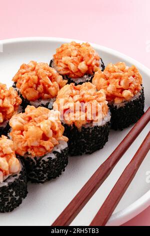 rouleaux de sushi japonais au sésame noir et au crabe Banque D'Images