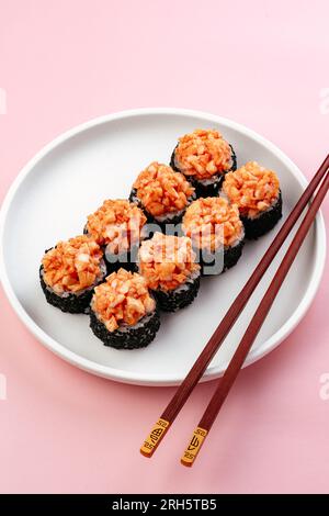 rouleaux de sushi japonais au sésame noir et au crabe Banque D'Images