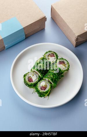 rouleaux de sushi japonais avec chuka et saumon Banque D'Images