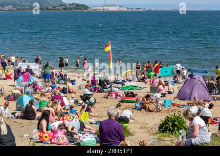 Les Fifers affluent vers la célèbre plage de Silver Sands alors que les températures montent en Ecosse. Banque D'Images