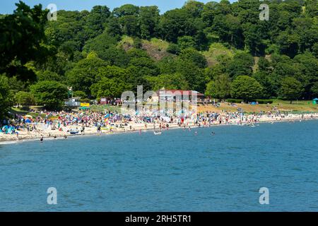 Les Fifers affluent vers la célèbre plage de Silver Sands alors que les températures montent en Ecosse. Banque D'Images