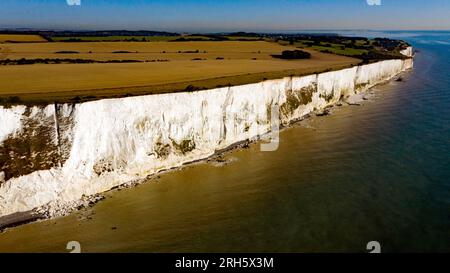 Vue d'un drone regardant vers l'est de St Margret Free Down, le long de la Cliff Line vers Kingsdown, Walmer, Deal et Thanet Banque D'Images