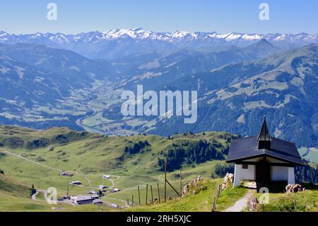 Kitzbuhel, Autriche, 2 août 2013. La chapelle sur la Corne de Kitzbüheler avec les Alpes autrichiennes derrière. Banque D'Images
