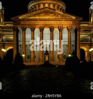 Façade principale de la basilique Esztergom en Hongrie. La basilique, achevée en 1869, a été construite dans un style néoclassique et est inhabituelle car sa façade principale est orientée vers l'est. L’inscription latine sur le portique (« Caput Mater et Magistra Ecclesiarum Hungariae ») se traduit par « Chef, mère et Maître des Églises hongroises ». Banque D'Images