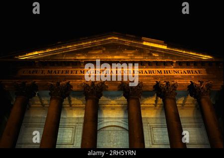 Tympan, chapiteaux et colonnes de portique sur la façade principale de la basilique Esztergom en Hongrie. L’inscription latine (« Caput Mater et Magistra Ecclesiarum Hungariae ») se traduit par « Chef, mère et enseignante des Églises hongroises ». La basilique, achevée en 1869, a été construite dans un style néoclassique et est inhabituelle car sa façade principale est orientée vers l'est. Banque D'Images