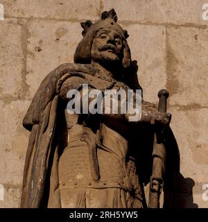 Statue en marbre de Nagy Lajos kiraly (1326 - 1382), roi Louis Ier de Hongrie, par Kiss Gyorgy (1852 - 1919), dans le portique orienté vers l'est de la basilique Esztergom en Hongrie. Louis Ier, également connu sous le nom de Louis le Grand ou Louis le Hongrois, était roi de Hongrie, de Croatie, de Jérusalem et de Sicile à partir de 1342, et roi de Pologne à partir de 1370. Banque D'Images