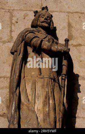 Roi Louis Ier de Hongrie (1326 - 1382), chef militaire inspirant. Statue de marbre de Kiss Gyorgy (1852 - 1919) dans le portique orienté vers l'est de la basilique Esztergom en Hongrie. Banque D'Images