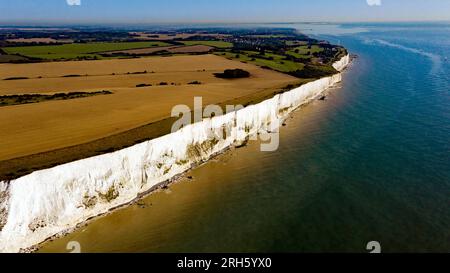 Vue d'un drone regardant vers l'est de St Margret Free Down, le long de la Cliff Line vers Kingsdown, Walmer, Deal et Thanet Banque D'Images