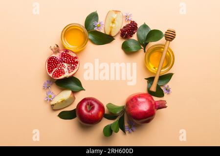 Rosh hashanah concept. Cadre fait de symboles juif vacances du nouvel an traditionnel. Vue de dessus avec espace de copie. Banque D'Images