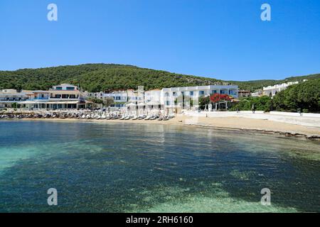 Skala Beach, Agistri, Iles Saroniques, Grèce. Banque D'Images