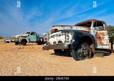 Namibie. Les voitures classiques se décomposent dans le désert Banque D'Images