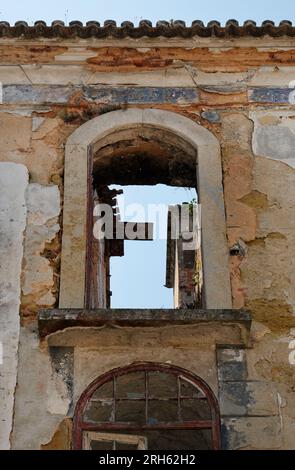 Fenêtre cassée d'un bâtiment abandonné à Lisbonne, Portugal Banque D'Images