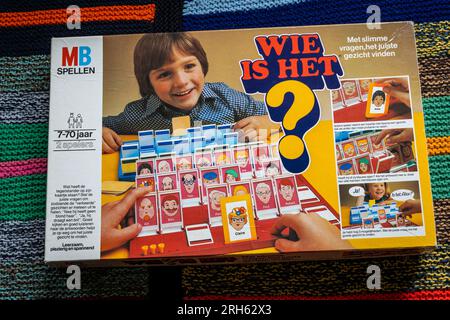 Amsterdam, pays-Bas, 13.08.2023, populaire jeu de plateau à deux joueurs 'Guess Who?' édition néerlandaise vintage de 1979 Banque D'Images