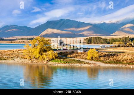 Église du bon Pasteur sur les rives du lac Tekapo, Canterbury, Nouvelle-Zélande. Camping-car approchant du parking. Cette petite église est sur le... Banque D'Images