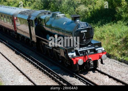 La Railway Touring Company's LMS Jubilee Class 4-6-0 'Bahamas', sur le point de passer sous le Seasalter Three Arch Bridge, Thanet, Kent Banque D'Images