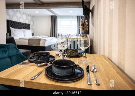 Vue de la table de la cuisine à l'appartement d'une pièce. Banque D'Images